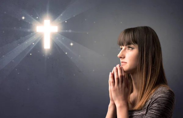 Genç kız için dua — Stok fotoğraf