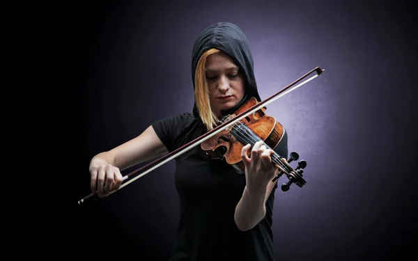 Violinista tocando el instrumento con empatía — Foto de Stock