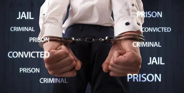 Близко осужденный с этикетками и наручниками — стоковое фото