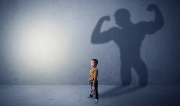 Muscleman sombra detrás waggish pequeño niño — Foto de Stock