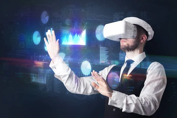 Uomo con occhiali VR con grafici e report — Foto Stock