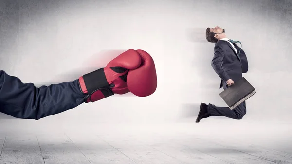 Obrovské Boxerské rukavice údery podnikatel koncept — Stock fotografie