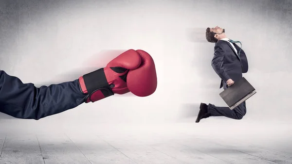 Enormes luvas de boxe socos conceito empresário — Fotografia de Stock