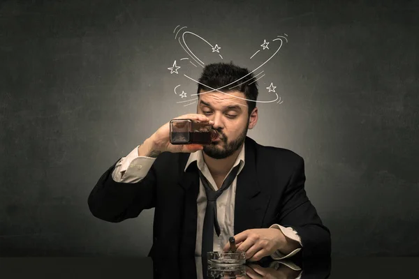 Пьяный человек в своем офисе с каракулями — стоковое фото