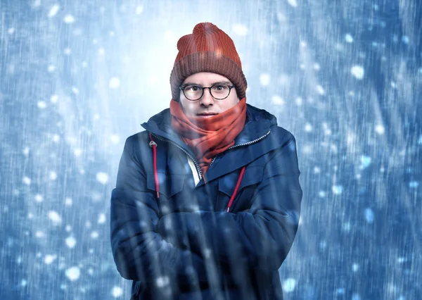 吹雪の概念に身震いしながらハンサムな男の子 — ストック写真