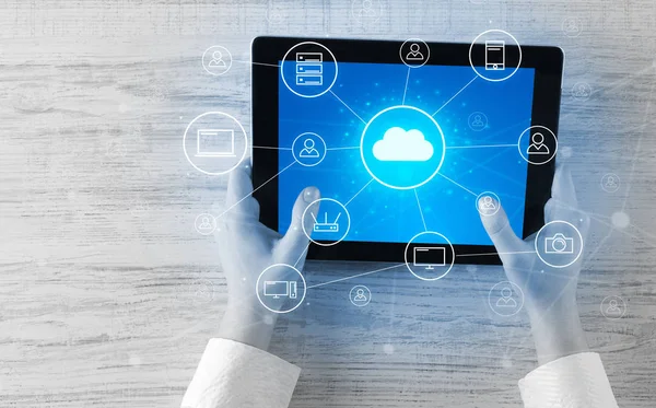 Mão usando tablet com conceito de sistema de computação em nuvem centralizado — Fotografia de Stock