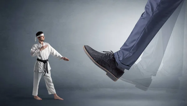 Nagy láb lépked a kis karate ember — Stock Fotó