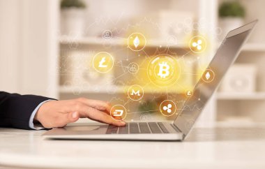 Bitcoin bağlantı ağı ve online kavramı ile dizüstü bilgisayar üzerinde çalışan iş kadın