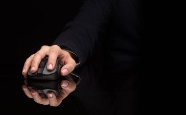 Koyu arka plan üzerinde fare kullanarak ele