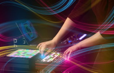 Renkli vibe kavramı ile karıştırma müzik dj denetleyicisinde el