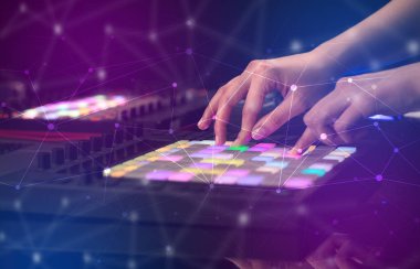 Karıştırma müzik MIDI denetleyicisi bağlantı kavramı ile el