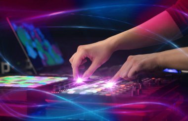 Dalga vibe kavramı ile karıştırma müzik dj denetleyicisinde el