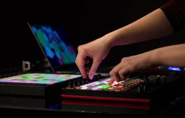 Karıştırma müzik MIDI denetleyicisi üzerindeki el