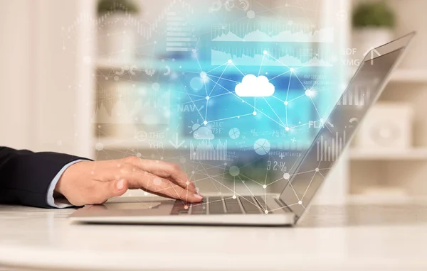 Wanita bisnis yang bekerja pada laptop dengan konsep teknologi cloud — Stok Foto