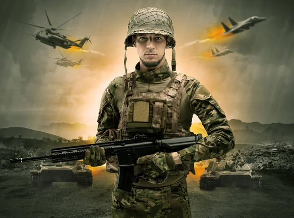 Beväpnad soldat står mitt i ett krig — Stockfoto