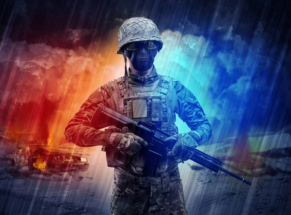 Ένοπλες στρατιώτη που στέκεται στη μέση θύελλα σκόνης — Φωτογραφία Αρχείου