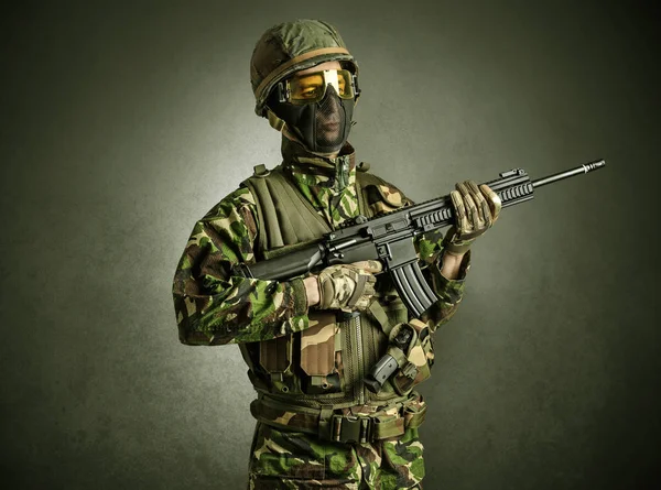 Żołnierz agenta w ciemne miejsce z ramionami — Zdjęcie stockowe