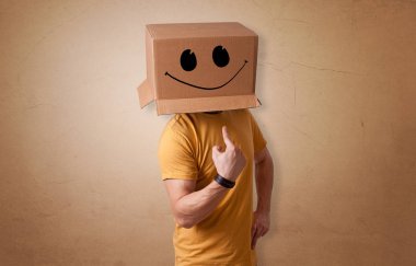 Adam karton kafa ile