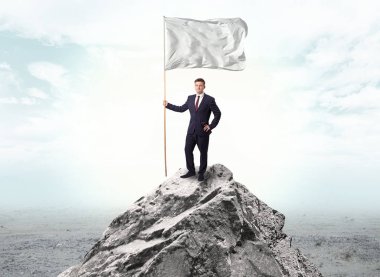 İşadamı üst tarafındaki bir bayrak tutan dağ