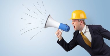 Genç Mimar megafon ile bağırıyor 