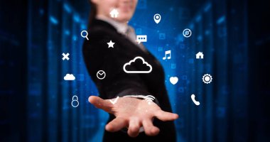 Bulut sistem hologram ekranı tutan kişi