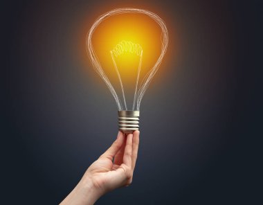 Koyu arkaplanda el ele tutuşan ampul