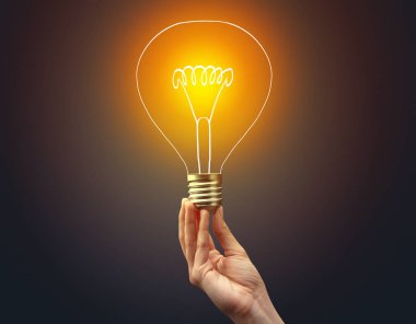 Koyu arkaplanda el ele tutuşan ampul