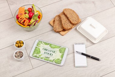 Masada taze yemek var.