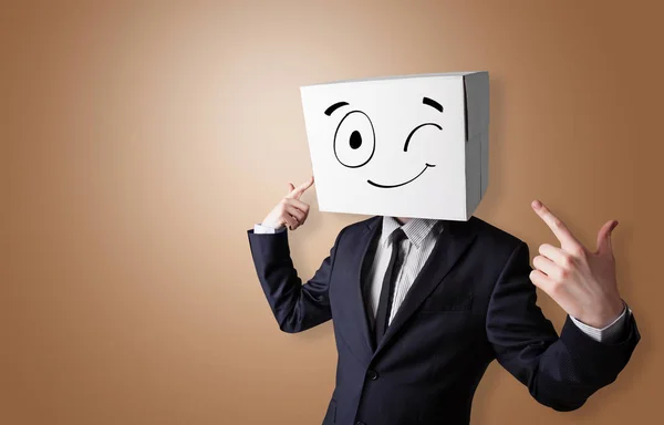 Чоловік зі усміхненою головою коробки коробки — стокове фото