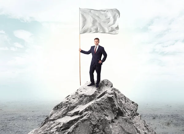 Empresario en la cima de una bandera de la montaña —  Fotos de Stock