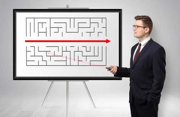 Geschäftsmann präsentiert möglichen Ausstieg aus einem Labyrinth — Stockfoto