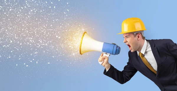 Jovem arquiteto gritando com megafone — Fotografia de Stock