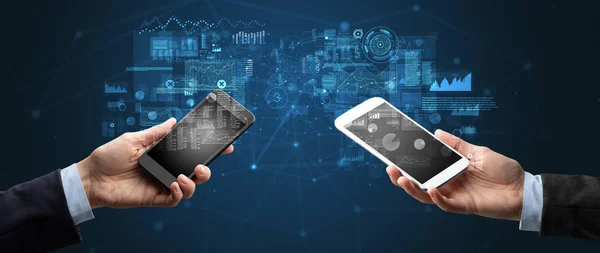 Dos manos sosteniendo teléfonos inteligentes para sincronizar datos comerciales —  Fotos de Stock