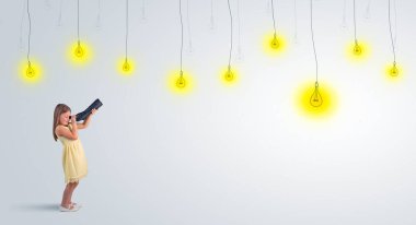 Küçük çocuk ampuller için spyglass üzerinden seyir