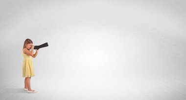 Spyglass boş bir alana bakarak çocuğun