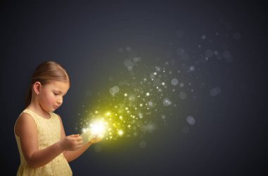 Köpüklü tablete oynayan küçük çocuk