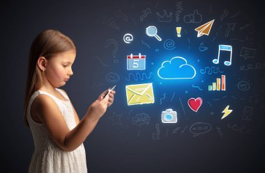 Kız holding tablet uygulamaları kavramı ile