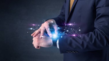 Smartwatch ağ kavramı ile.