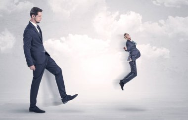 Büyük patron küçük çalışan tekme