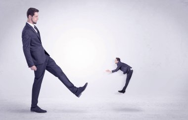 Büyük adam küçük kendisini kovuyor