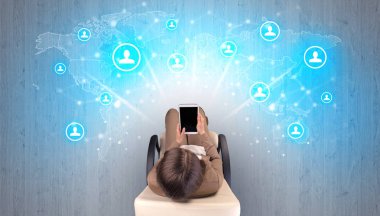 Sandalyede oturan kadın ile sosyal medya kavramı