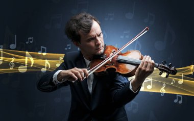 Keman ile notlar oynamaya müzisyen