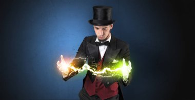 Sihirbaz enerji elleri arasında