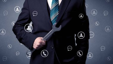 Yakışıklı adam elindeki aracıyla ayakta