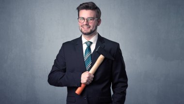 Businesman ayakta elinde aracıyla