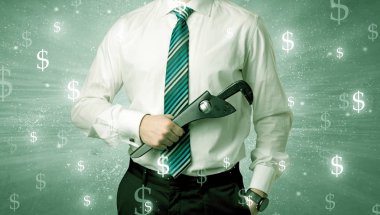 Businassman ayakta elinde aracıyla.