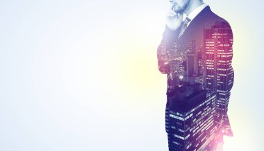 Gece şehir grafik ile ayakta işadamı