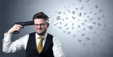 Yakışıklı adam silahla başına ateş