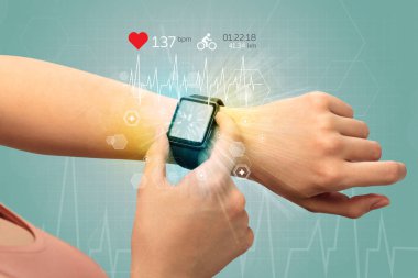 El smartwatch ve yakın Bisiklete binme kavramı.