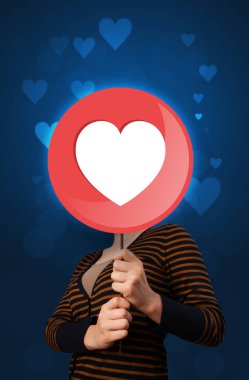 Kalp işareti tutan kadın